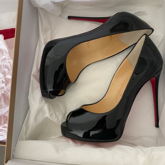 Christian Louboutin - Picture 2 of 6